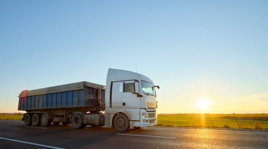 Giới thiệu 1 semi-truck-with-tipping-cargo-trailer-transporting-2024-12-06-23-10-59-utc.jpg